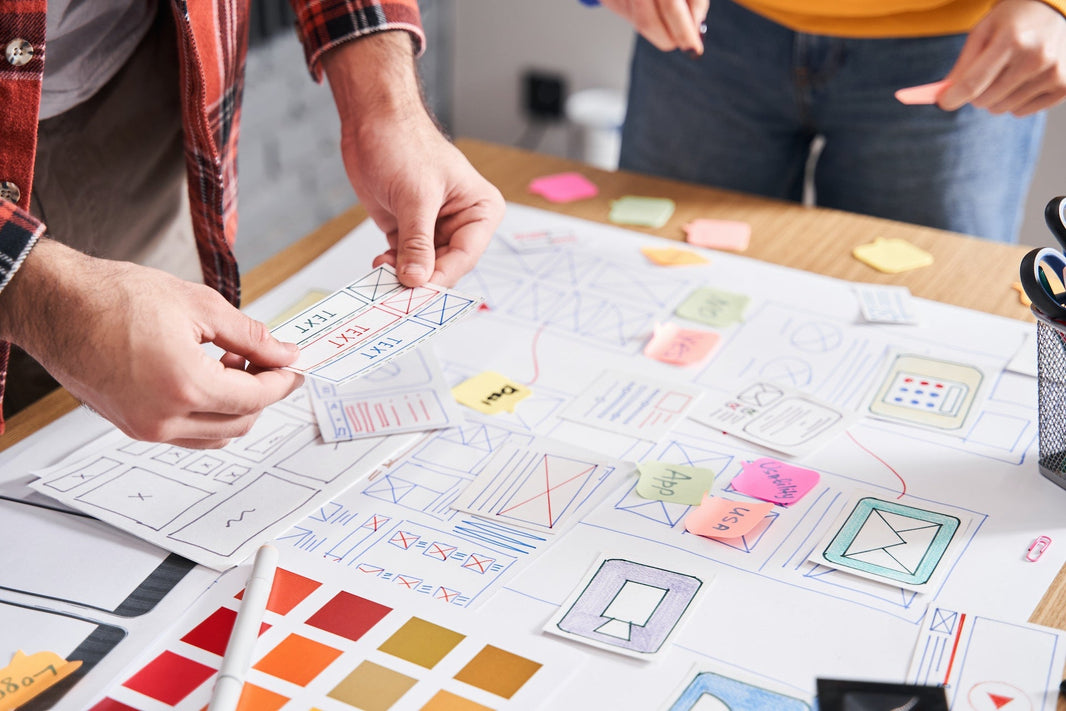 Related ecommerce products organized through semantic merchandising